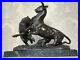 1-Fin-Decoratif-Vintage-Bronze-Lionne-Chasse-Proie-Buffalo-Sculpture-Signe-01-aa