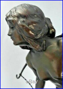1890-1919 ART NOUVEAU Porteuse d'eau nue sur marbre