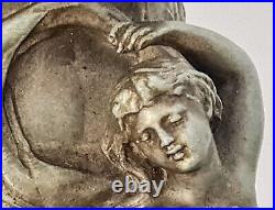 Antique sculpture statue Vase art nouveau femme ailée et décor floral en relief
