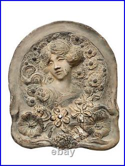 Bas-Relief Sculpture en Terre Cuite Patinée Femme Fleurs Art Nouveau Jugendstil
