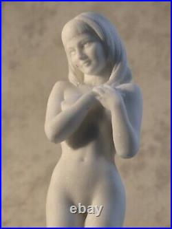 Belle sculpture en marbre reconstitué, femme nue de style Art Nouveau, h 38cm