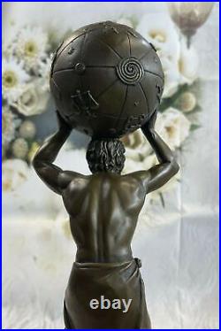 Bronze Atlas'Holding' Up Céleste Sphère Statue / Sculpture Art Déco Nouveau