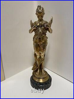 Bronze doré jeune fille à l'oiseau Époque art nouveau