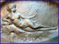Coupe étain Art Nouveau Femme nue allongée au bord de l'eau signée L. ALLIOT