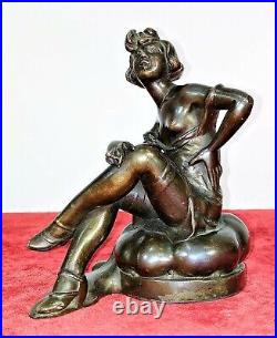 Dame Fumant. Metal Patiné Bronze. Art Deco. Signé Lesueur. France. Circa 1920