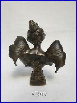 Farfalla petit buste en bronze signé E. Villanis. Période Art Nouveau