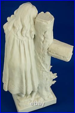 LIMOGES sculpture Biscuit Porcelaine jeune fille priant sur croix XX Art Nouveau