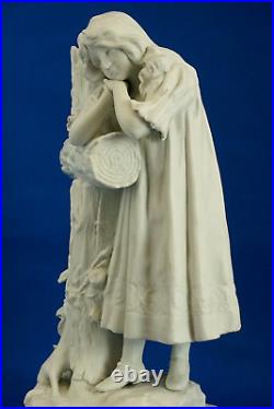 LIMOGES sculpture Biscuit Porcelaine jeune fille priant sur croix XX Art Nouveau