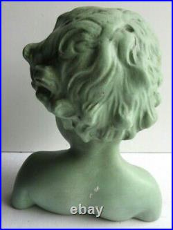 Sculpture Art Nouveau en plâtre Buste d'enfant peint en vert tendre, statue