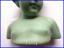 Sculpture Art Nouveau en plâtre Buste d'enfant peint en vert tendre, statue