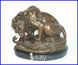 Sculpture en Bronze, Figure Lion Avec Serpent, Puissant Animalière A. Barye