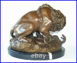 Sculpture en Bronze, Figurine Lion Avec Serpent, Puissant Animalière A. Barye