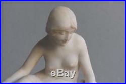 Sculpture en albâtre représentant une jeune fille allongée art nouveau
