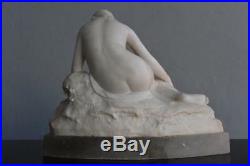 Sculpture en albâtre représentant une jeune fille allongée art nouveau