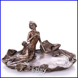 Sculpture en bronze Art Nouveau d'une femme au bain avec des nénuphars