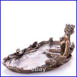 Sculpture en bronze Art Nouveau d'une femme au bain avec des nénuphars