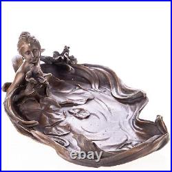 Sculpture en bronze Art Nouveau d'une femme au bain avec des nénuphars