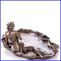 Sculpture en bronze Art Nouveau d'une femme au bain avec des nénuphars