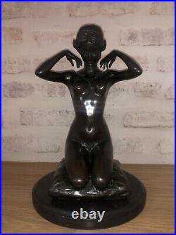 Sculpture en bronze Art Nouveau signée Paul Ponsard. Femme nue sur un coussin