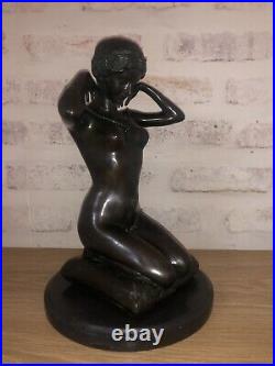 Sculpture en bronze Art Nouveau signée Paul Ponsard. Femme nue sur un coussin