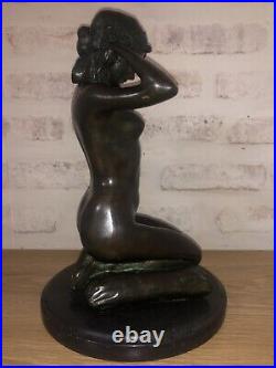 Sculpture en bronze Art Nouveau signée Paul Ponsard. Femme nue sur un coussin