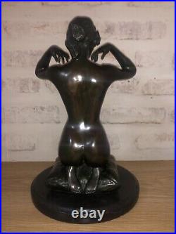 Sculpture en bronze Art Nouveau signée Paul Ponsard. Femme nue sur un coussin