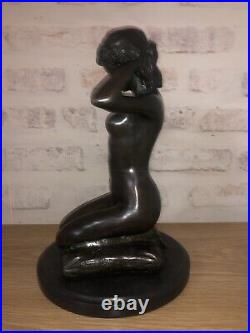 Sculpture en bronze Art Nouveau signée Paul Ponsard. Femme nue sur un coussin