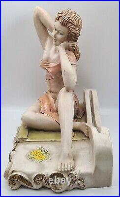 Sculpture statue résine style art nouveau porte lettres femme assise décoration