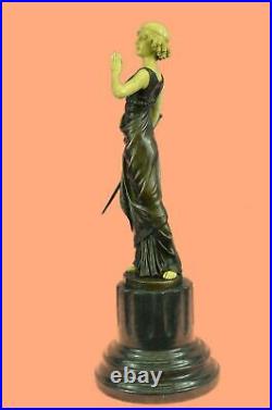 Statue Sculpture Déesse Victoire Art Déco Style Art Nouveau Style Bronze Massif