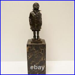 Statue Sculpture Garcon Style Art Deco Style Art Nouveau Bronze massif Signe