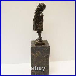 Statue Sculpture Garcon Style Art Deco Style Art Nouveau Bronze massif Signe