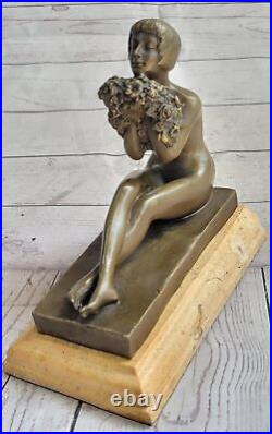 Style Art Nouveau Bronze Buste D'Un Fille Avec Fleurs En Her Hands Sculpture Nu