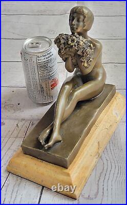 Style Art Nouveau Bronze Buste D'Un Fille Avec Fleurs En Her Hands Sculpture Nu