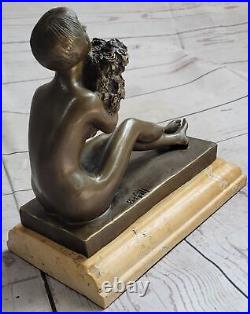 Style Art Nouveau Bronze Buste D'Un Fille Avec Fleurs En Her Hands Sculpture Nu