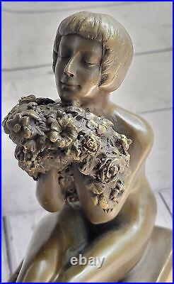 Style Art Nouveau Bronze Buste D'Un Fille Avec Fleurs En Her Hands Sculpture Nu