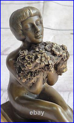 Style Art Nouveau Bronze Buste D'Un Fille Avec Fleurs En Her Hands Sculpture Nu