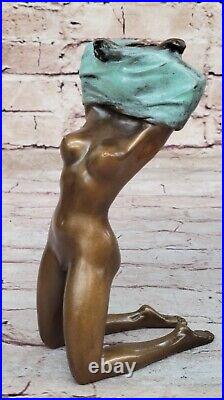 Style Art Nouveau Bronze D'Un Nu Jeune Fille Tenant Her Robe Par Artiste Milo