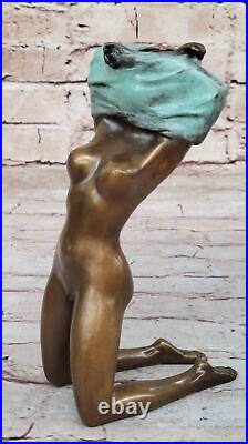 Style Art Nouveau Bronze D'Un Nu Jeune Fille Tenant Her Robe Par Milo Artiste